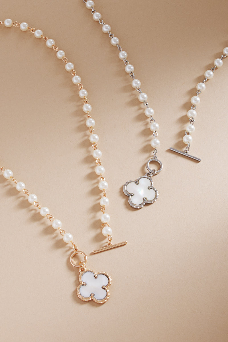 Clover Shaped Shell Short Necklace
