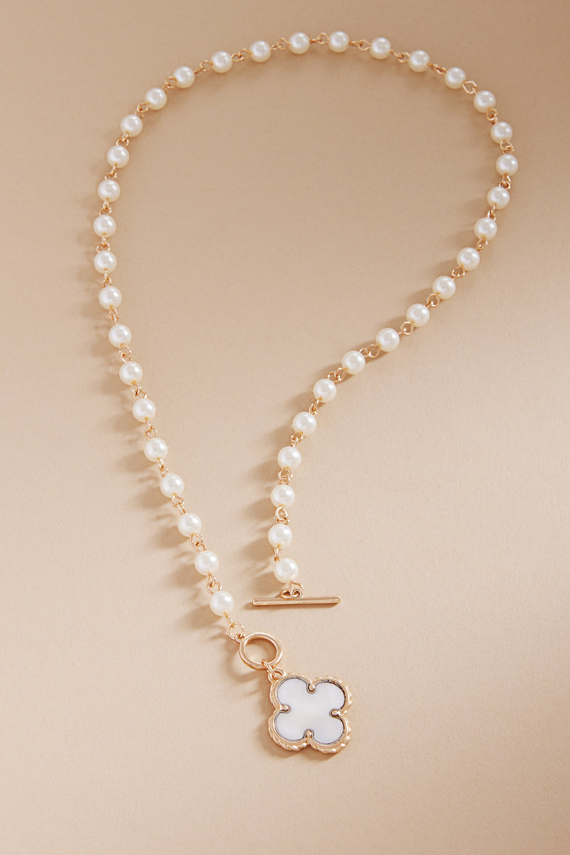 Clover Shaped Shell Short Necklace
