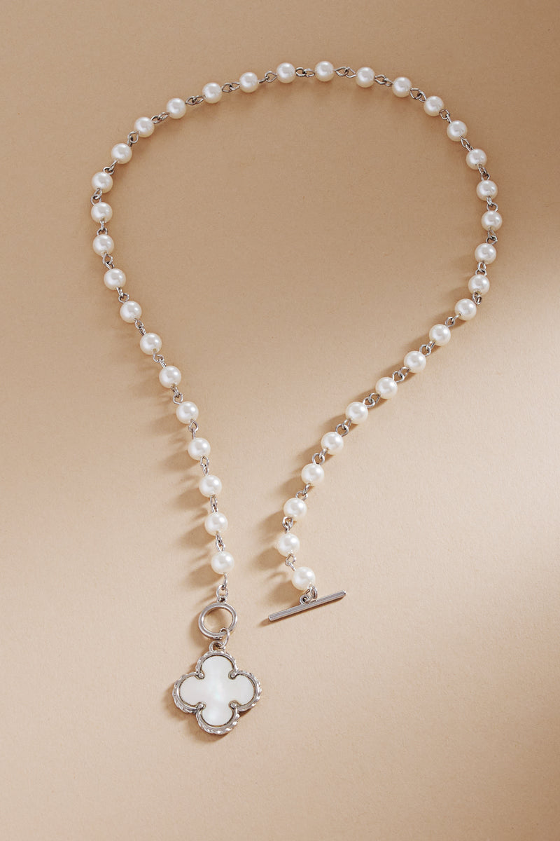 Clover Shaped Shell Short Necklace